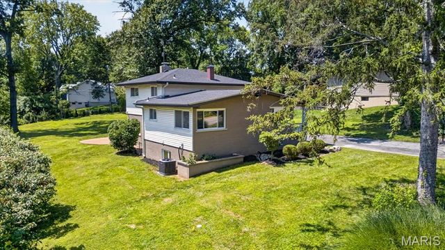 6 The Knolls Lane, Creve Coeur, MO 63141