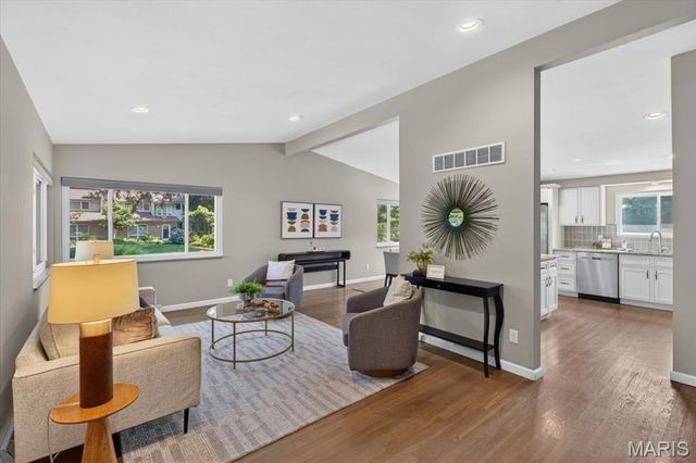 6 The Knolls Lane, Creve Coeur, MO 63141