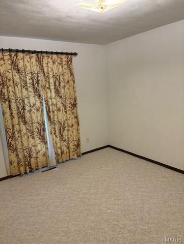 2416 College Drive, Belleville, IL 62221