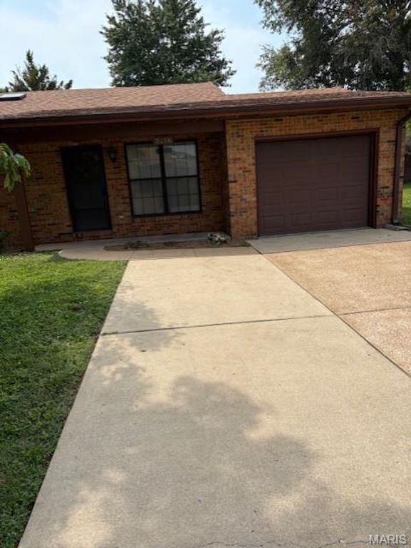 2416 College Drive, Belleville, IL 62221