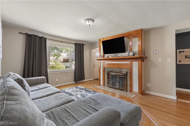 209 Grove Avenue, Cuyahoga Falls, OH 44221