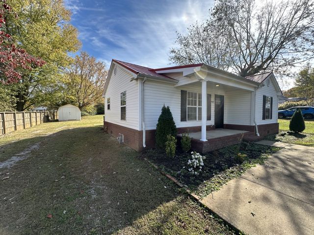 902 S Russell St, Portland, TN 37148