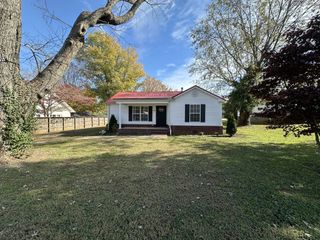 902 S Russell St, Portland, TN 37148