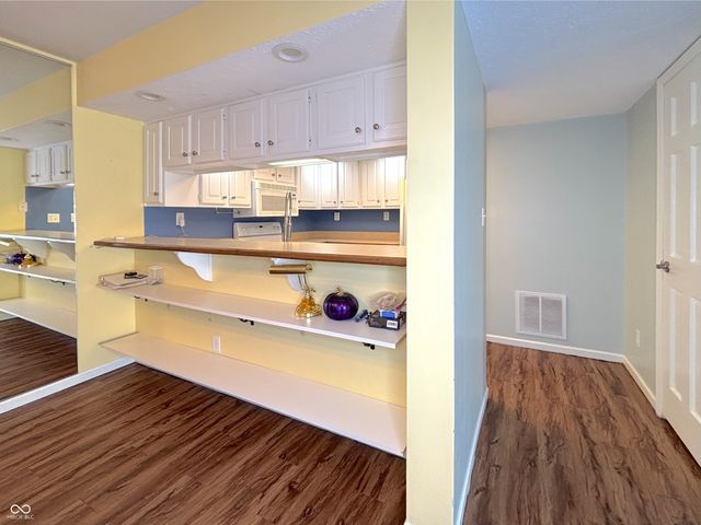 1526 Roanoke Drive, Zionsville, IN 46077