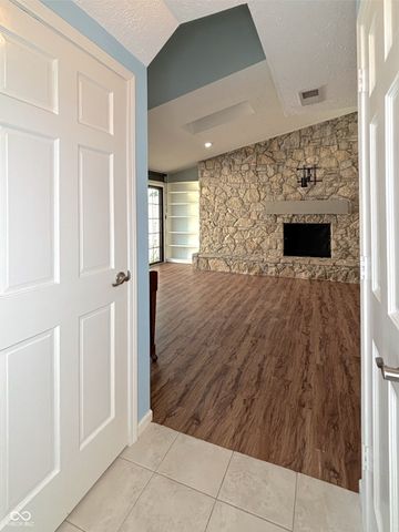 1526 Roanoke Drive, Zionsville, IN 46077