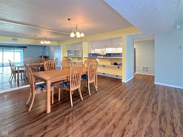 1526 Roanoke Drive, Zionsville, IN 46077