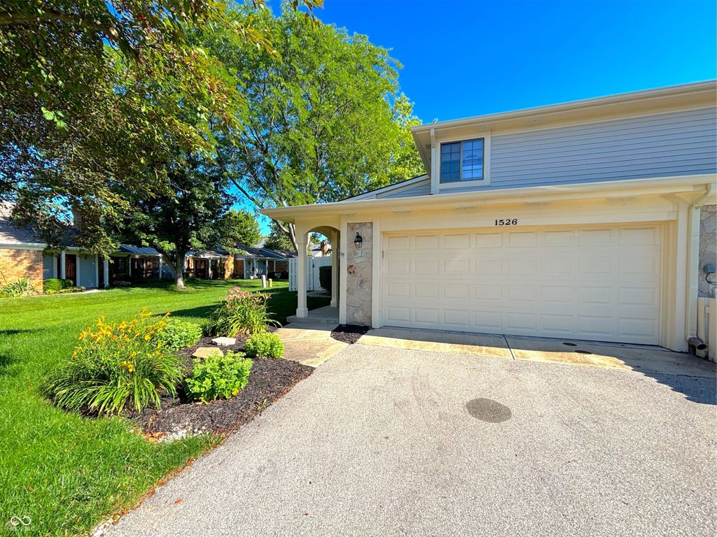 1526 Roanoke Drive, Zionsville, IN 46077