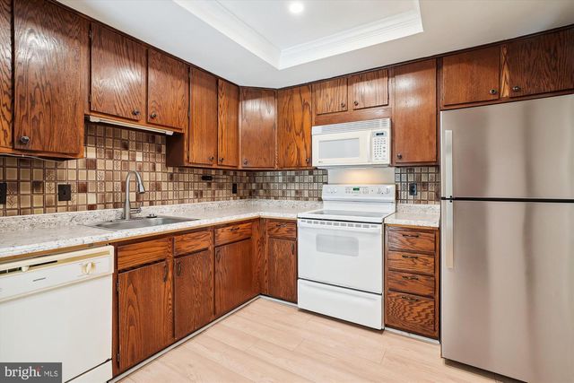 8021 BETHELEN WOODS LN, Springfield, VA 22153