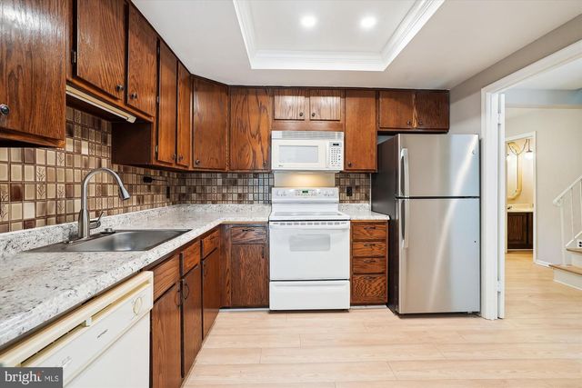 8021 BETHELEN WOODS LN, Springfield, VA 22153