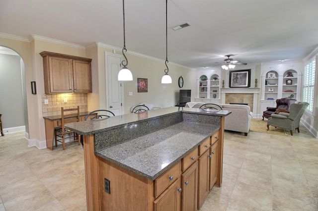 1049 E OLD HEARTHSTONE CIR, Collierville, TN 38017