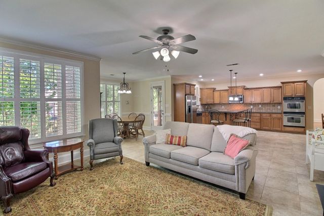 1049 E OLD HEARTHSTONE CIR, Collierville, TN 38017