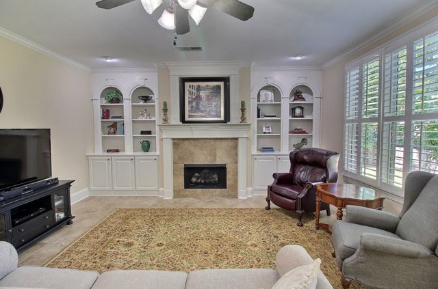 1049 E OLD HEARTHSTONE CIR, Collierville, TN 38017