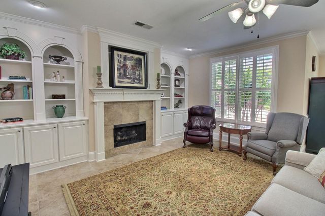 1049 E OLD HEARTHSTONE CIR, Collierville, TN 38017