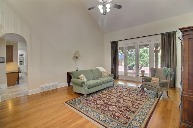 1049 E OLD HEARTHSTONE CIR, Collierville, TN 38017