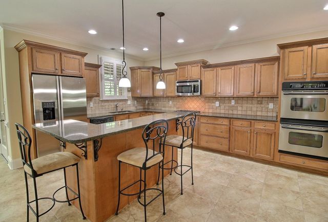 1049 E OLD HEARTHSTONE CIR, Collierville, TN 38017