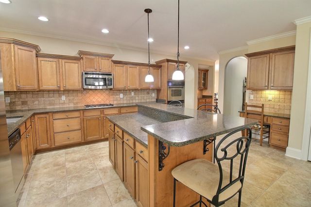 1049 E OLD HEARTHSTONE CIR, Collierville, TN 38017