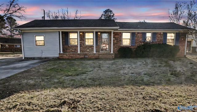 201 Larkwood Drive SW, Decatur, AL 35601