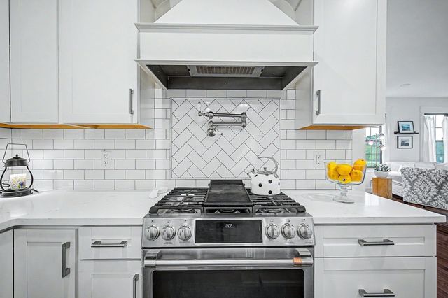 3 Conway Ln, Foxboro, MA 02035