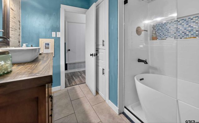 815 Circle Dr, Jacksonville, TX 75766