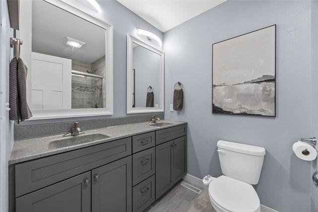 699 Waveland Dr, Marion, IA 52302