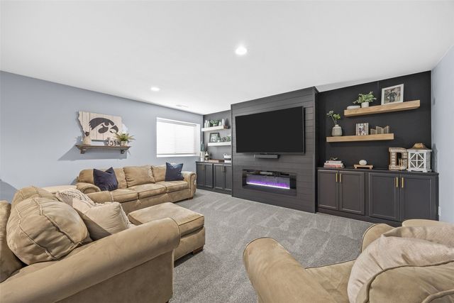 699 Waveland Dr, Marion, IA 52302