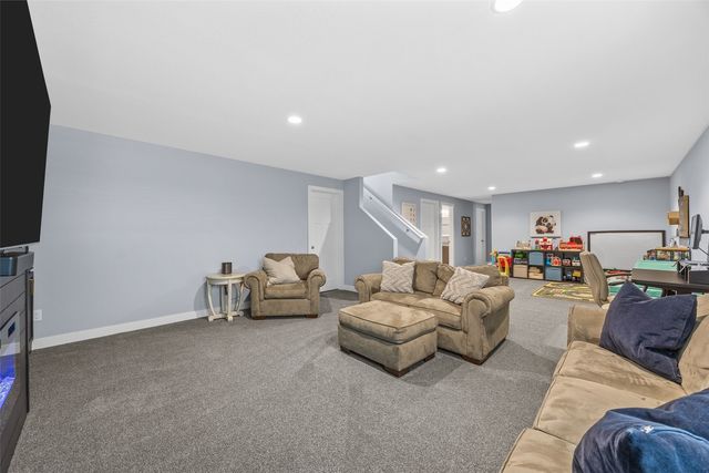 699 Waveland Dr, Marion, IA 52302