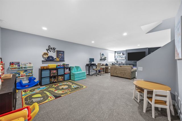 699 Waveland Dr, Marion, IA 52302