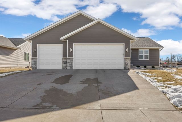 699 Waveland Dr, Marion, IA 52302