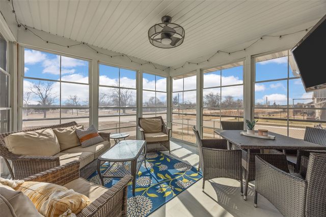 699 Waveland Dr, Marion, IA 52302