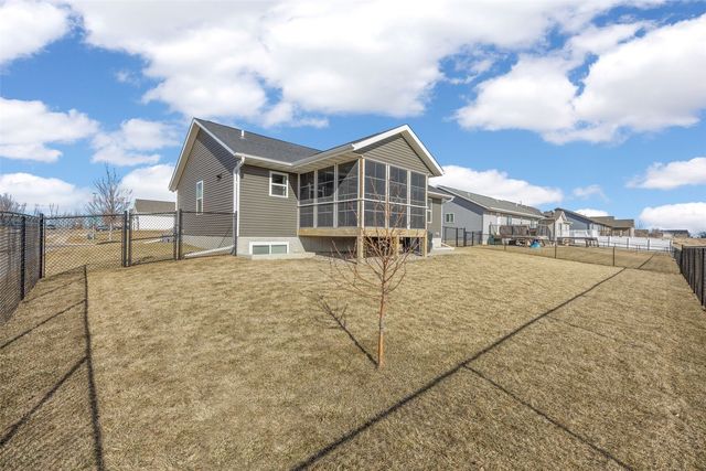 699 Waveland Dr, Marion, IA 52302