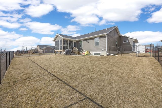 699 Waveland Dr, Marion, IA 52302