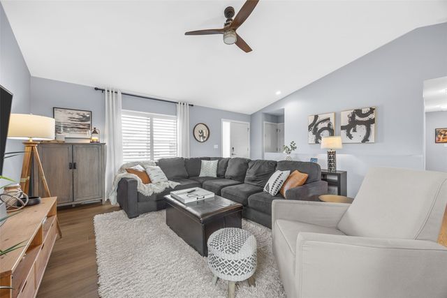 699 Waveland Dr, Marion, IA 52302