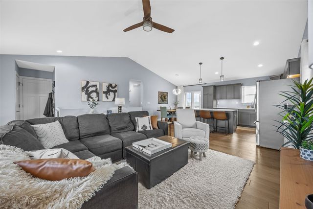 699 Waveland Dr, Marion, IA 52302