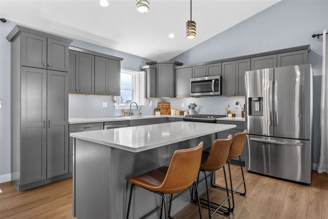 699 Waveland Dr, Marion, IA 52302