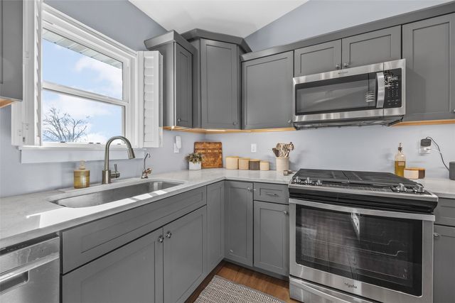 699 Waveland Dr, Marion, IA 52302