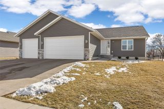 699 Waveland Dr, Marion, IA 52302
