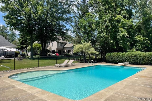 43 East Pinelake Drive, Amherst, NY 14221