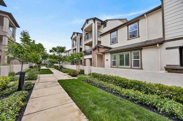 3074 Meadow Run Walk, Sacramento, CA 95833