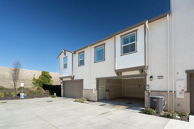 3074 Meadow Run Walk, Sacramento, CA 95833