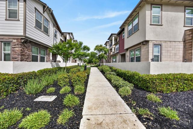 3074 Meadow Run Walk, Sacramento, CA 95833