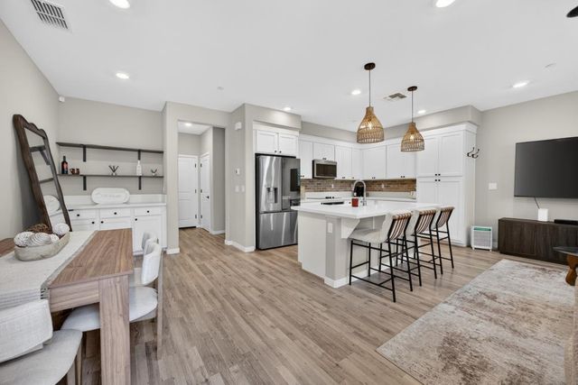 3074 Meadow Run Walk, Sacramento, CA 95833