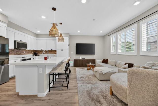 3074 Meadow Run Walk, Sacramento, CA 95833