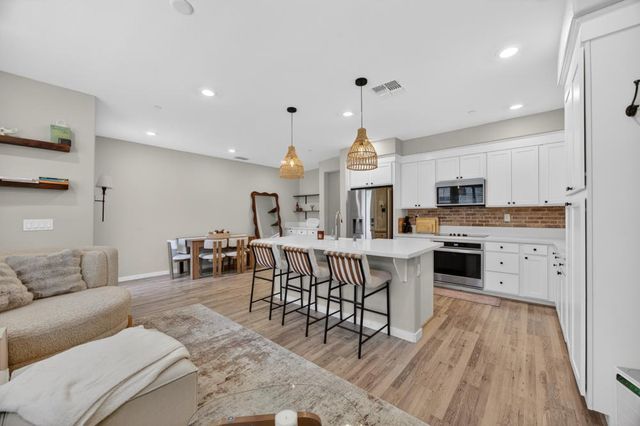 3074 Meadow Run Walk, Sacramento, CA 95833