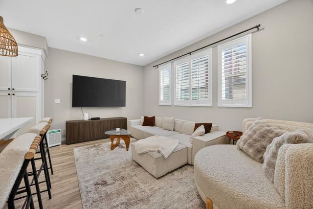3074 Meadow Run Walk, Sacramento, CA 95833