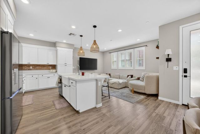 3074 Meadow Run Walk, Sacramento, CA 95833