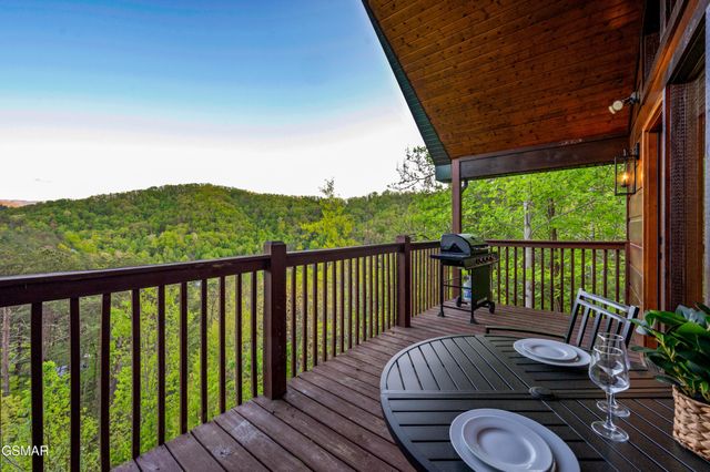 2633 Raccoon Hollow Way, Sevierville, TN 37862