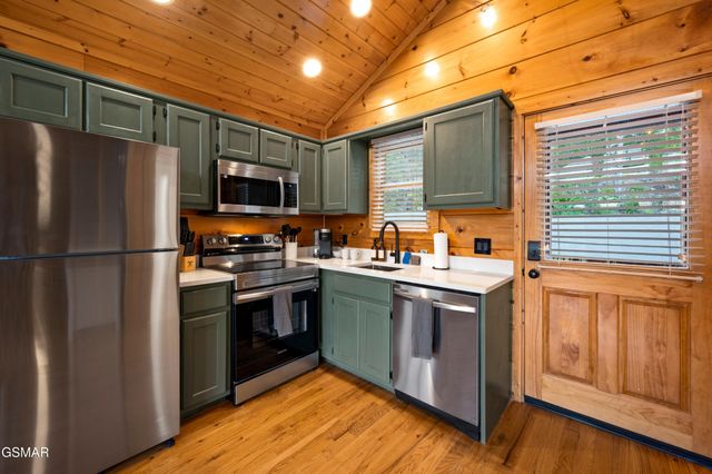 2633 Raccoon Hollow Way, Sevierville, TN 37862