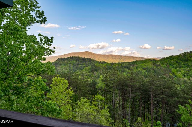 2633 Raccoon Hollow Way, Sevierville, TN 37862
