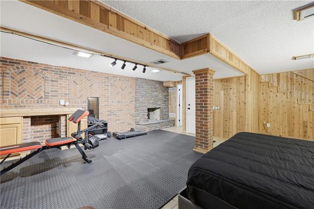 17705 E 28th Street S, Independence, MO 64057