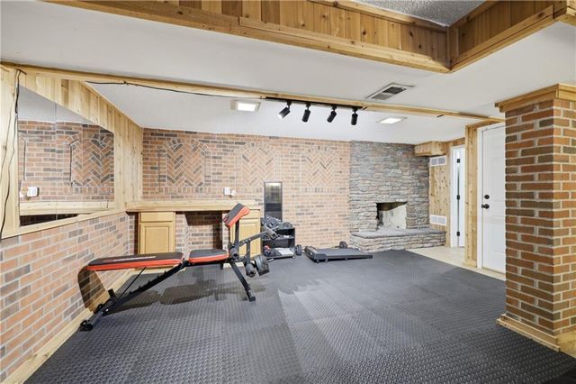 17705 E 28th Street S, Independence, MO 64057